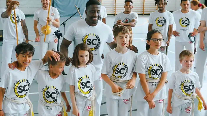 Kids of Simplesmente Capoeira Berlin in their club shirts